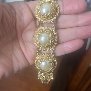 Vintage-Inspired Gold Bracelet with Pearl Highlights